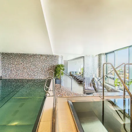 Nh Gate One Hotell 4*